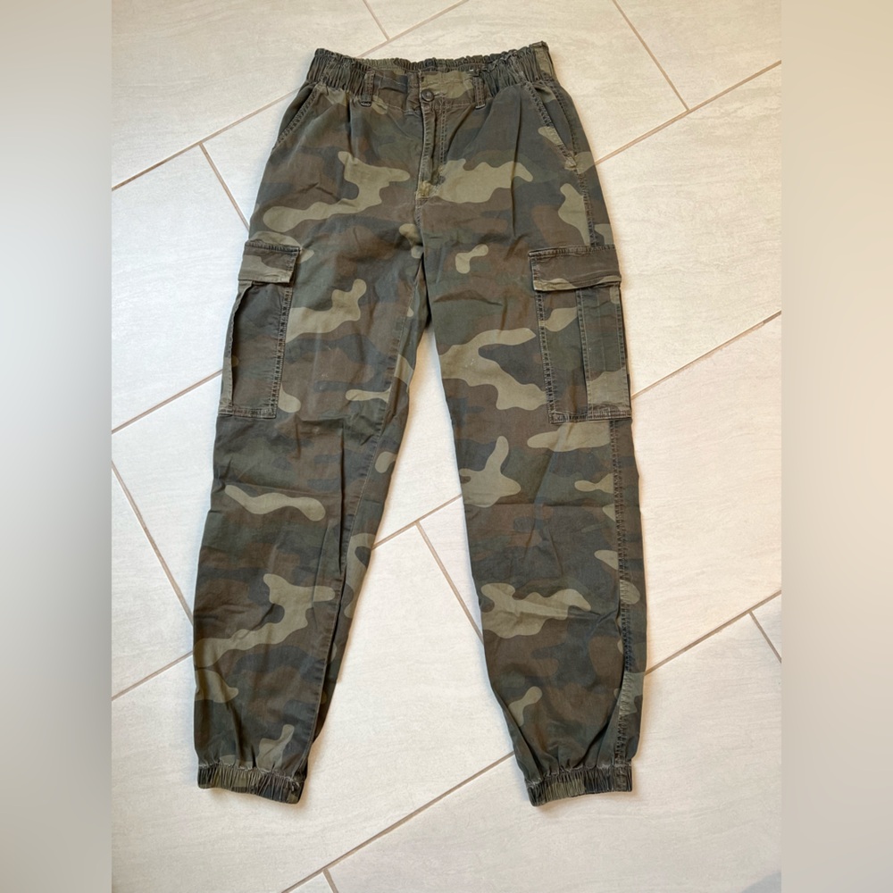 American Eagle Camo Cargo Joggers - Size 4